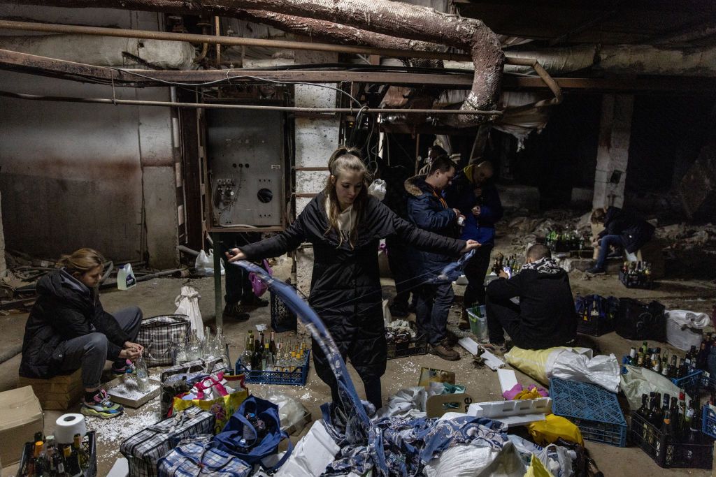 Voluntário ajuda a fazer coquetéis molotov no porão de um abrigo antibombas em 26 de fevereiro de 2022, em Kiev, na Ucrânia / Chris McGrath/Getty Images
