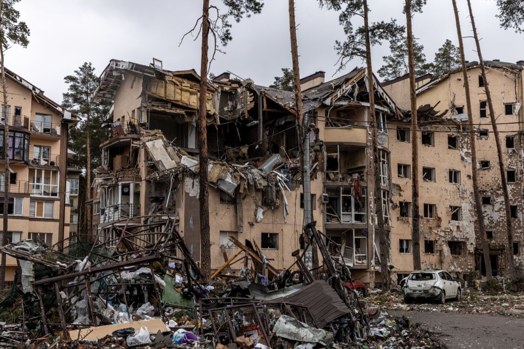 Edifícios destruídos são vistos em 3 de março de 2022, em Irpin, na Ucrânia / Chris McGrath/Getty Images