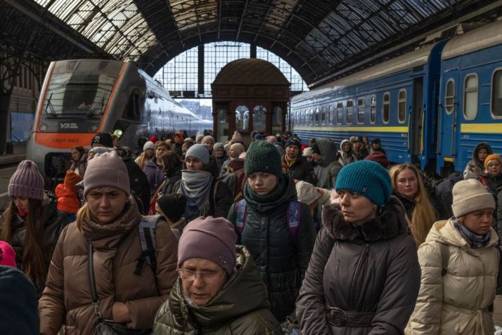 Passageiros deixam estação de trem após desembarcar em Lviv, na Ucrânia, fugindo do leste do país, região onde os conflitos são mais intensos, em 11 de março de 2022 / Dan Kitwood/Getty Images