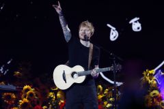 Ed Sheeran se apresenta durante show beneficente para Ucrânia no Resorts World Arena em 29 de março de 2022 em Birmingham, Inglaterra.
