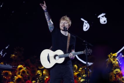 Ed Sheeran se apresenta durante show beneficente para Ucrânia no Resorts World Arena em 29 de março de 2022 em Birmingham, Inglaterra.