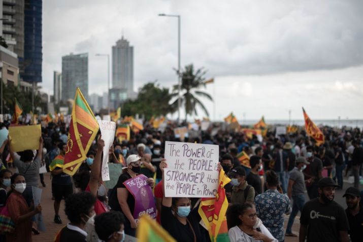 Pessoas foram às ruas em Sri Lanka para protestar contra a forma como o governo lidou com a crise econômica / Rebecca Conway/Getty Images
