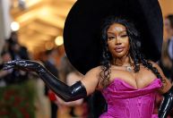 Confira looks do tapete vermelho do Met Gala 2022