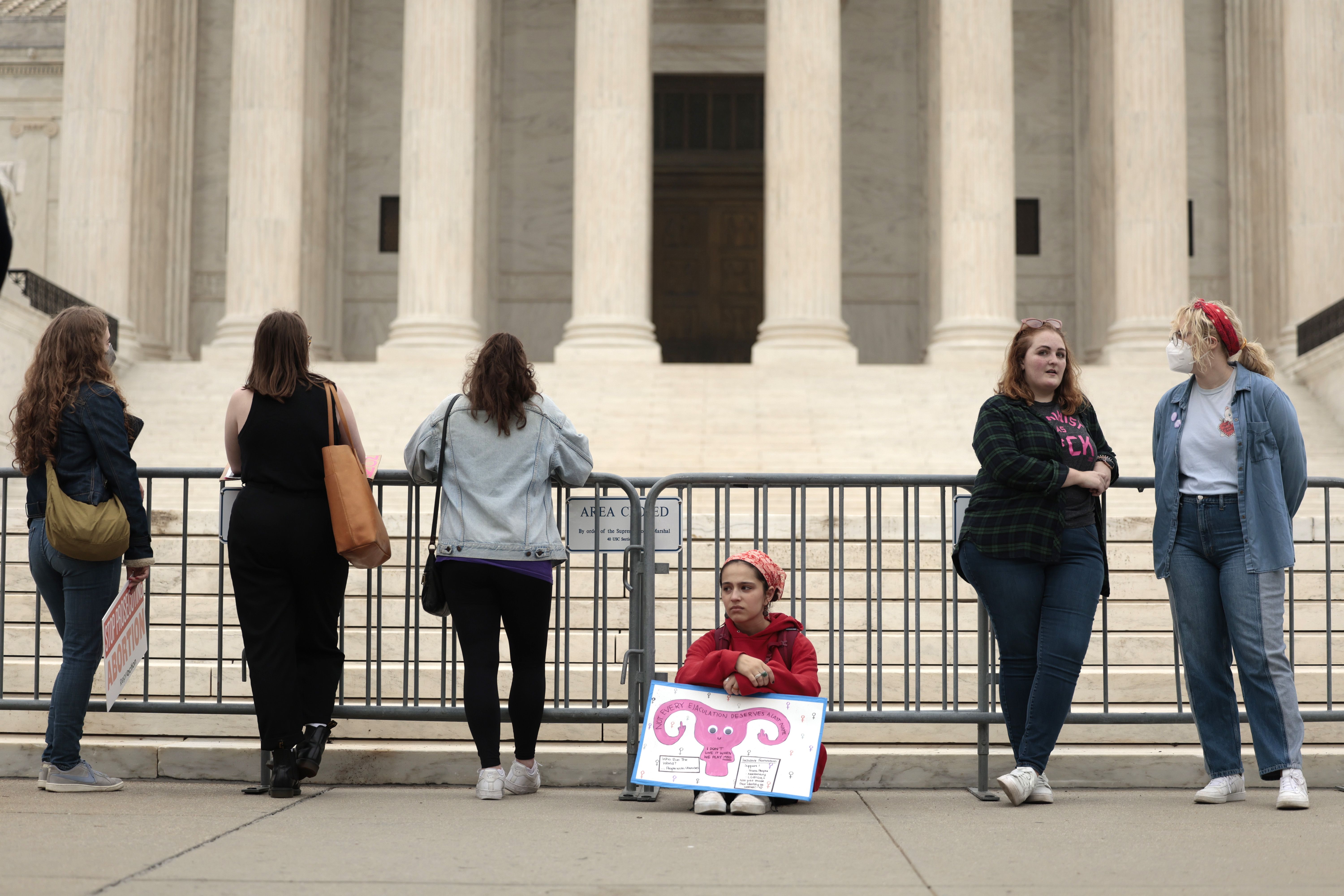 Mulher com desenho de útero em frente à Suprema Corte dos EUA / Anna Moneymaker/Getty Images