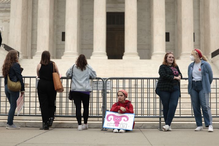 Mulher com desenho de útero em frente à Suprema Corte dos EUA / Anna Moneymaker/Getty Images