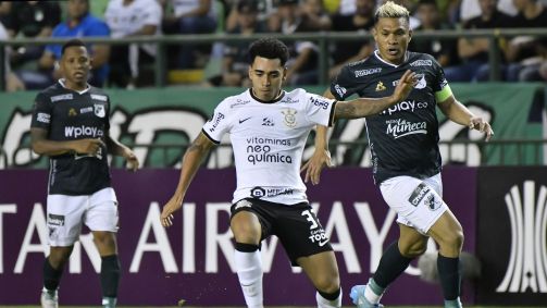 Du Queiroz, do Corinthians, e Téo Gutierrez, do Deportivo Cali, durante empate pela Copa Libertadores da América