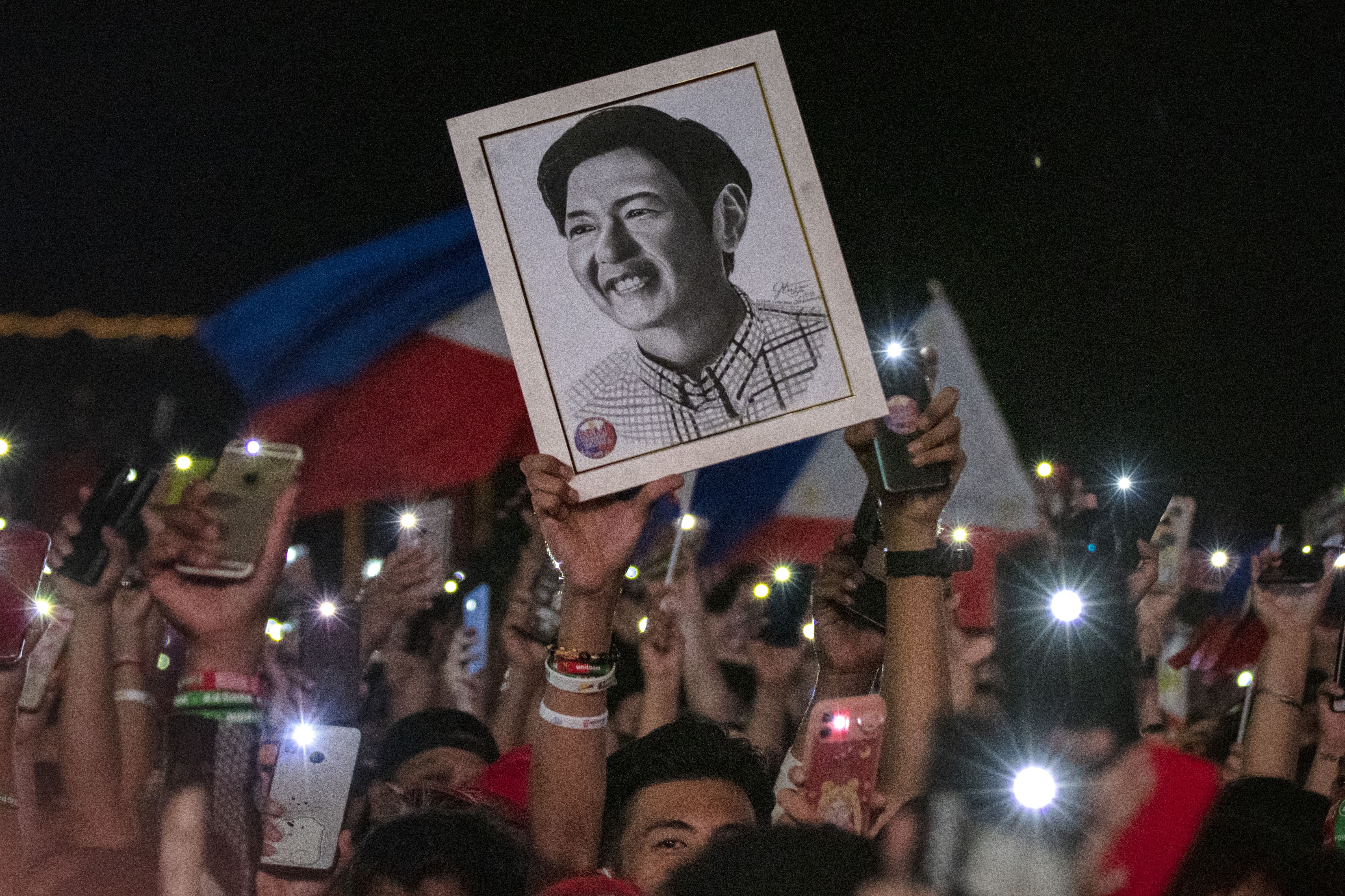 Filipinos participam de evento de campanha do candidato Ferdinand Marcos Jr. / Ezra Acayan/Getty Images