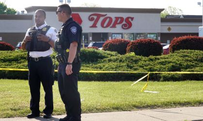 Tiroteio nos EUA: atendente do 911 que questionou sussurro de vítima pode ser demitida