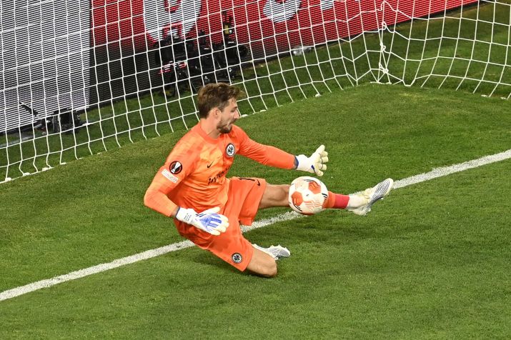 Kevin Trapp durante defesa de penalidade na final da Liga Europa / Getty Images