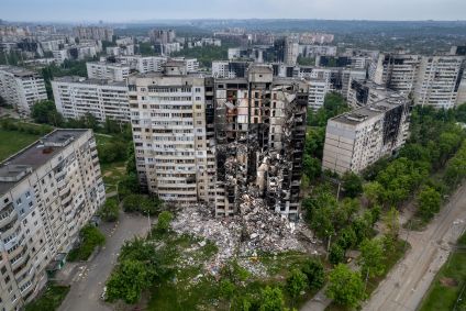 Vista aérea de prédio residencial destruído após bombardeios russos em Kharkiv, na Ucrânia