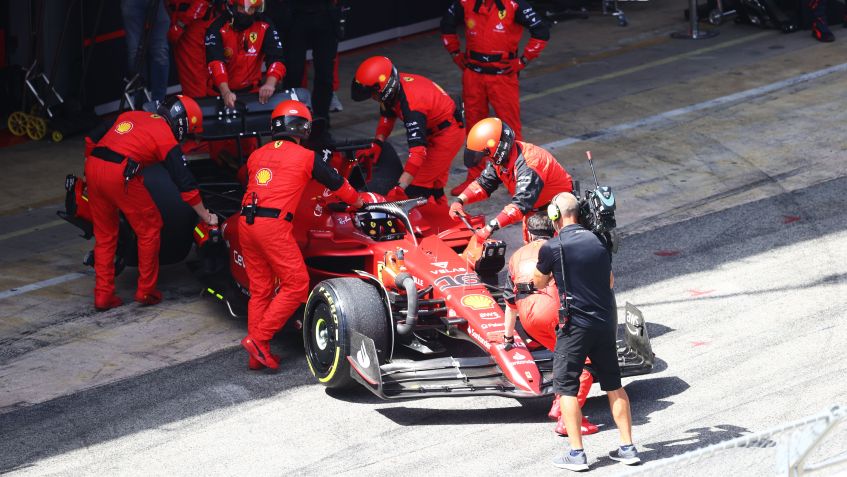 Charles Leclerc, da Ferrari, abandona GP da Espanha por problemas mecânicos; monegasco perdeu liderança da prova e do campeonato de F1 / Dan Istitene - Formula 1/Formula 1 via Getty Images (22.mai.2022)