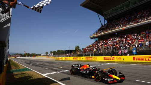 Max Verstappen, da Red Bull, cruza linha de chegada do GP da Espanha na primeira posição