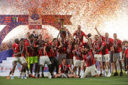 Jogadores do Milan comemoram título italiano; equipe ficou em jejum por 11 anos