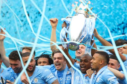 Brasileiro Fernandinho levanta o troféu durante comemoração do Manchester City