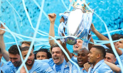 Brasileiro Fernandinho levanta o troféu durante comemoração do Manchester City
