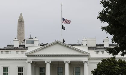Bandeira dos Estados Unidos a meio mastro após massacre em escola infantil no Texas