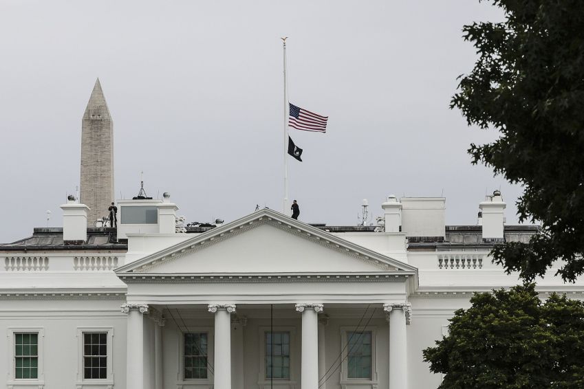 Bandeira dos Estados Unidos a meio mastro após massacre em escola infantil no Texas / Anna Moneymaker/Getty Images