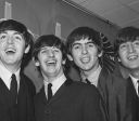 Foto autografada pelos quatro Beatles será leiloada por até £ 2 mil; veja