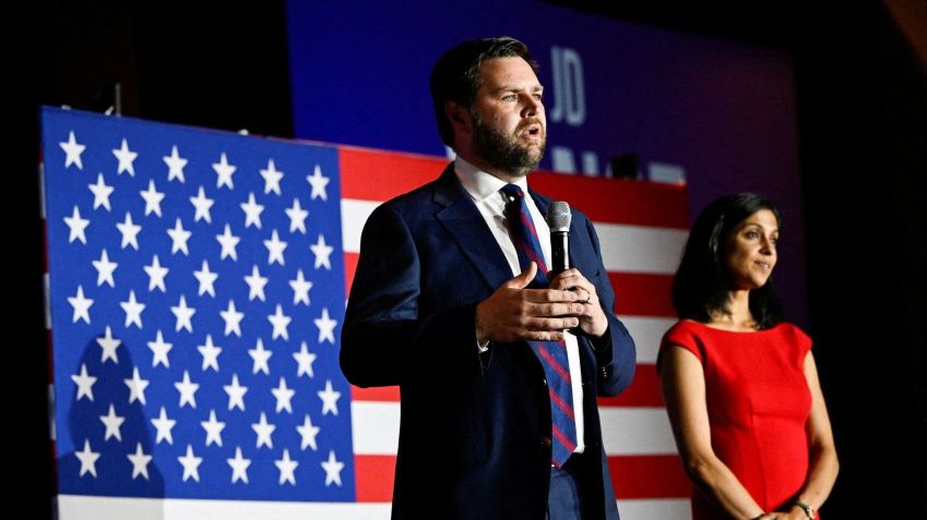 J.D. Vance e sua esposa, Usha Vance, em um evento de campanha / Reuters