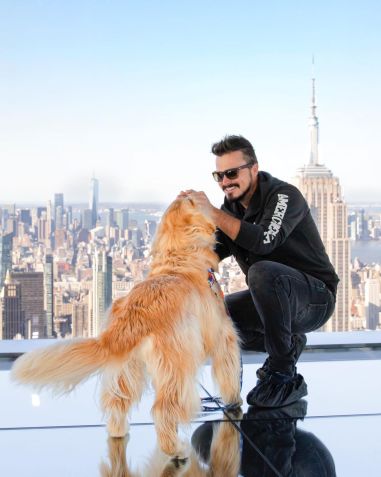 O influencer brasileiro Jesse Kozechen e seu cachorro Shurastey. / Reprodução