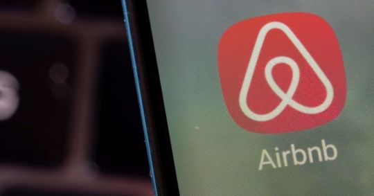 Aplicativo da Airbnb em celular