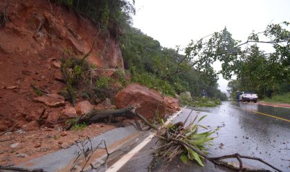Chuvas causaram estragos em Garopaba, na localidade da Costa do Macaco, em Santa Catarina, nesta terça-feira (3)