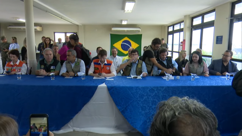 Ministros do governo federal fazem coletiva de imprensa após sobrevoarem áreas atingidas pelas chuvas em Pernambuco. / Ministério do Desenvolvimento Regional / Reprodução