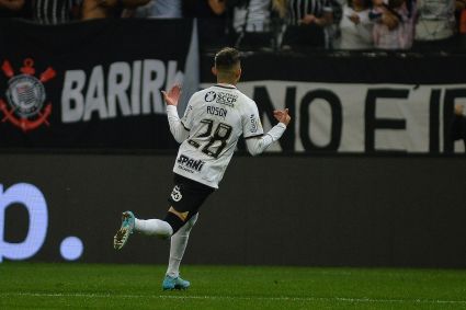 Adson comemora após empatar o jogo contra o São Paulo em Itaquera