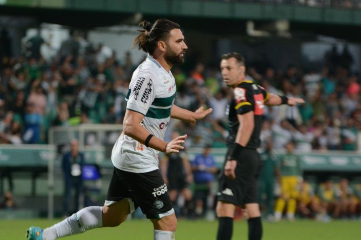 Léo Gamalho, do Coritiba, comemora gol contra o Fluminense pelo Brasileirão / Du Caneppele/O Fotográfico/Estadão Conteúdo