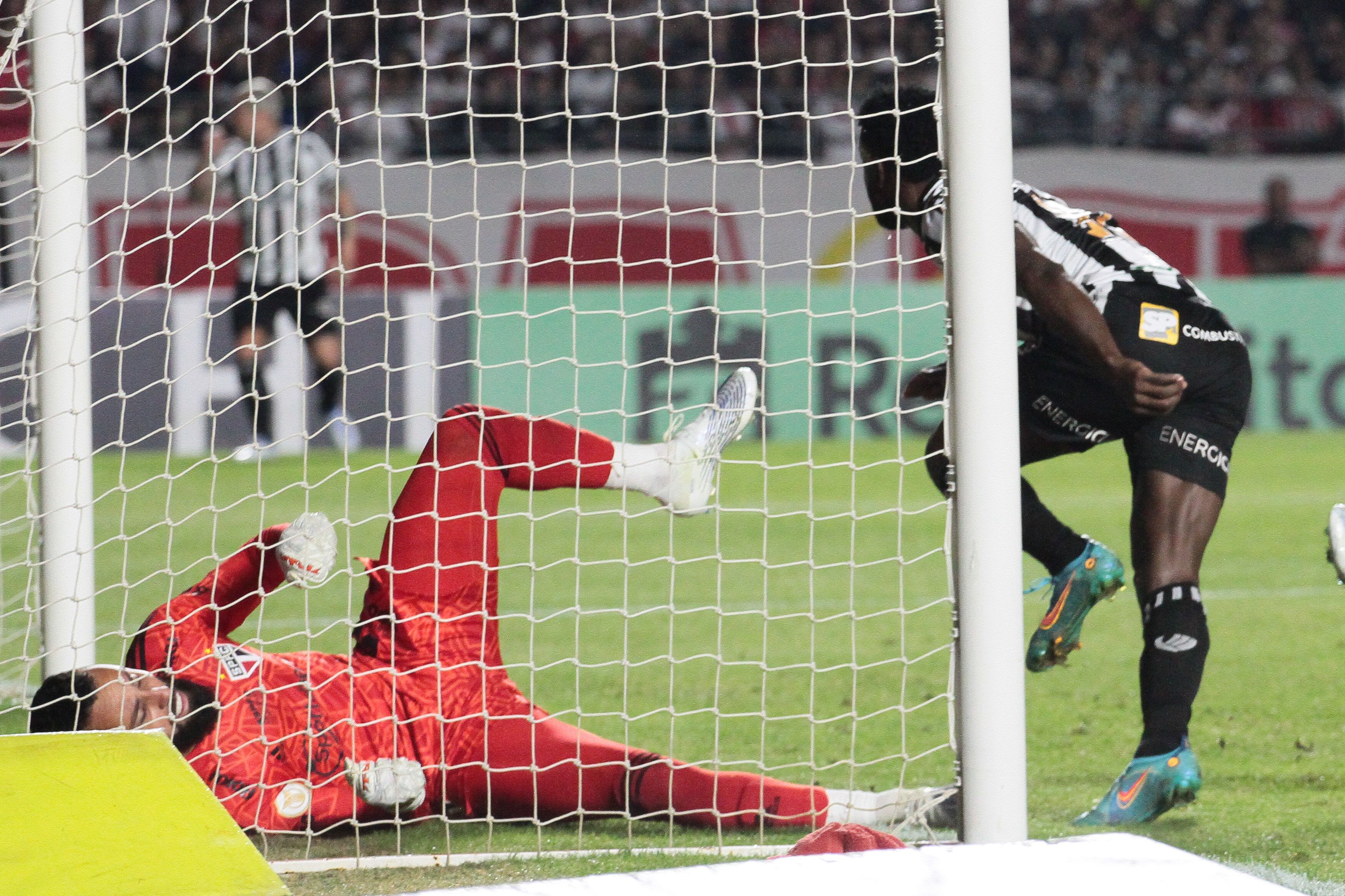 Mendoza, do Ceará, comemora gol contra o São Paulo em partida válida pelo Campeonato Brasileiro, no estádio do Morumbi (Foto: Peter Leone/O Fotográfico - Estadão Conteúdo)