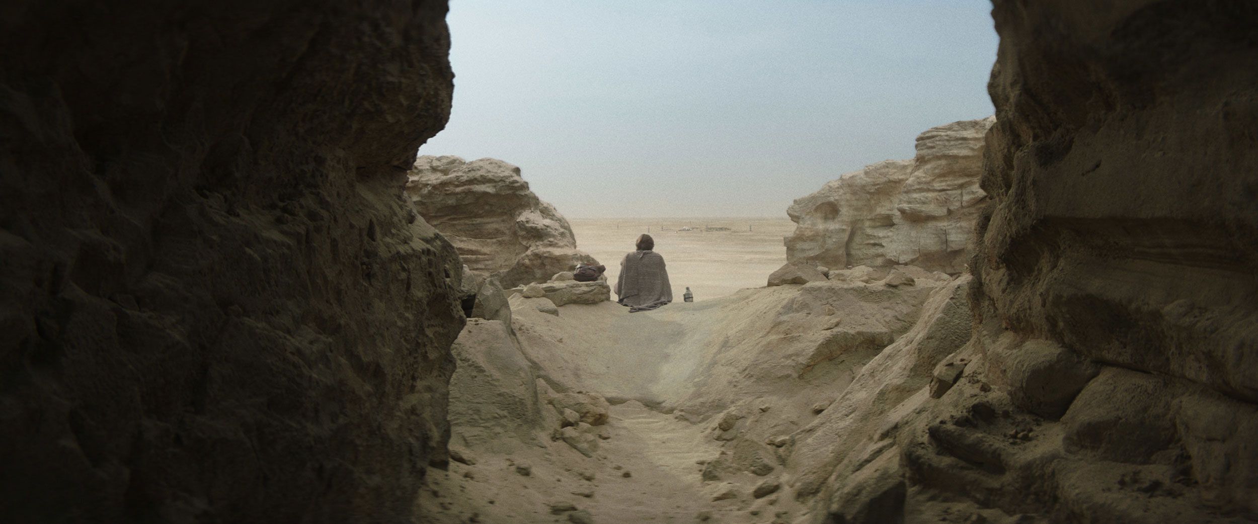 Quando encontramos "Obi-Wan" em sua série titular, ele passa seus dias assistindo Luke e a família Lars de longe / Divulgação