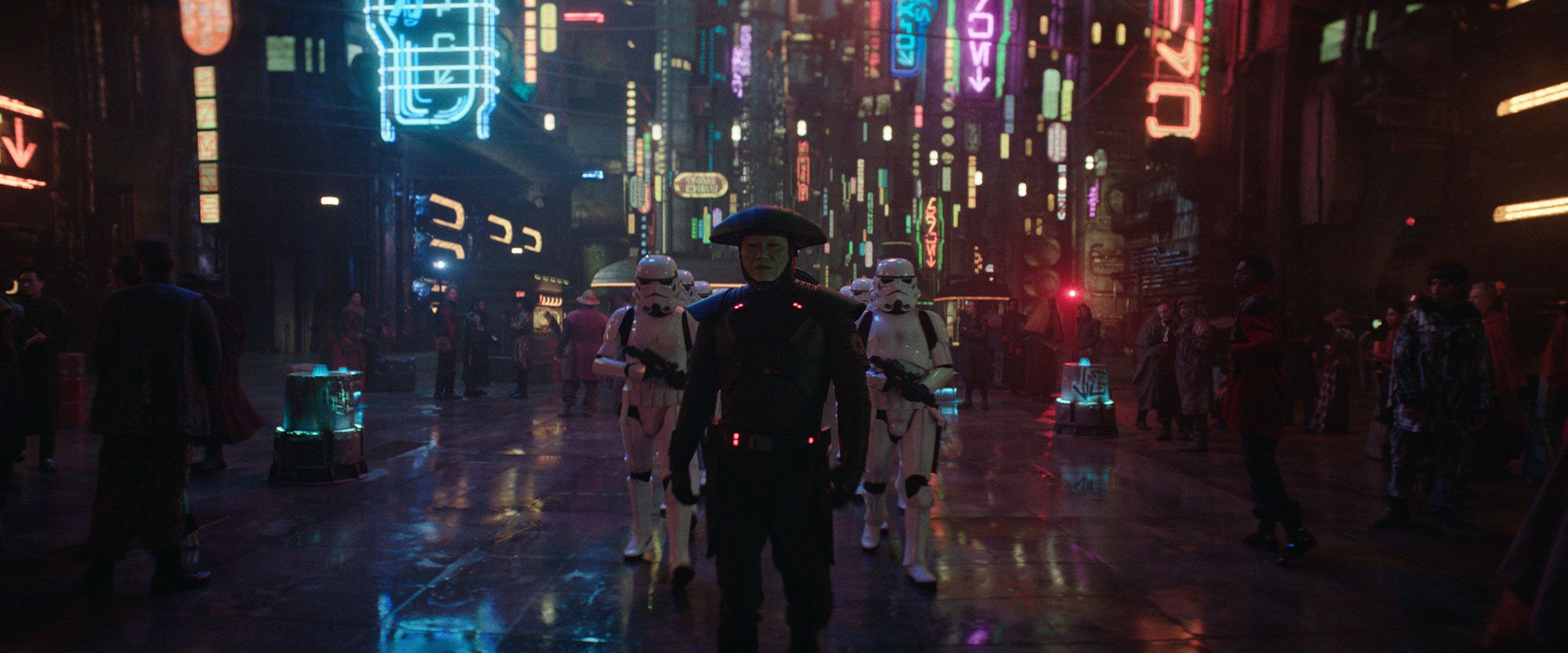 O personagem sombrio no centro, ladeado por Stormtroopers, foi introduzido pela primeira vez em "Star Wars Rebels"/ Divulgação