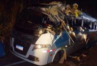 Acidente entre ônibus e carreta mata três pessoas e fere 13 no interior de MG