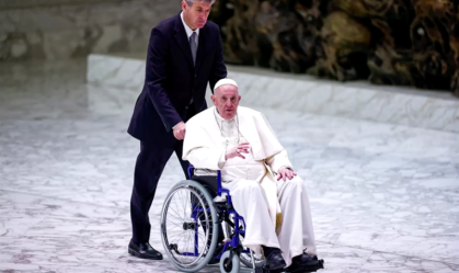 Papa usa cadeira de rodas em público pela primeira vez desde que voltou a sentir dores no joelho