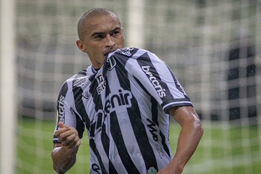 Nino Paraíba, do Ceará, comemora seu gol durante a partida contra o Tombense / JOÃO MOURA/PERA PHOTO PRESS/ESTADÃO CONTEÚDO