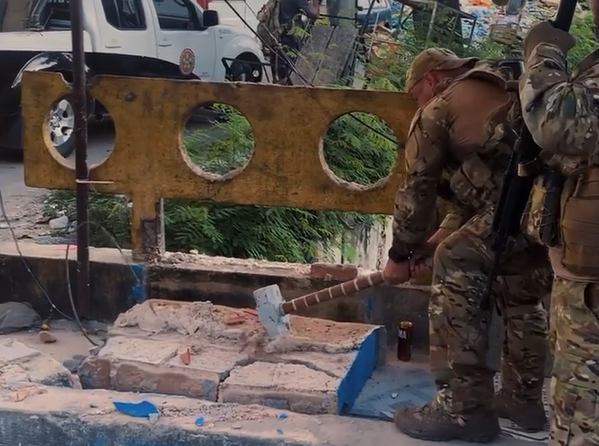 Polícia destrói memorial feito para vítimas de operação que matou 28 pessoas no Rio. / Polícia Civil