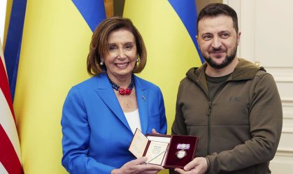 Presidente da Câmara dos EUA se reúne com Zelensky em Kiev