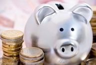 Juros altos tiram competitividade da poupança e brasileiros usam recurso para pagar dívidas, dizem economistas