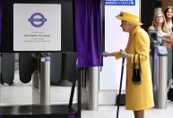 Rainha Elizabeth aparece de surpresa em inauguração de linha de metrô em Londres