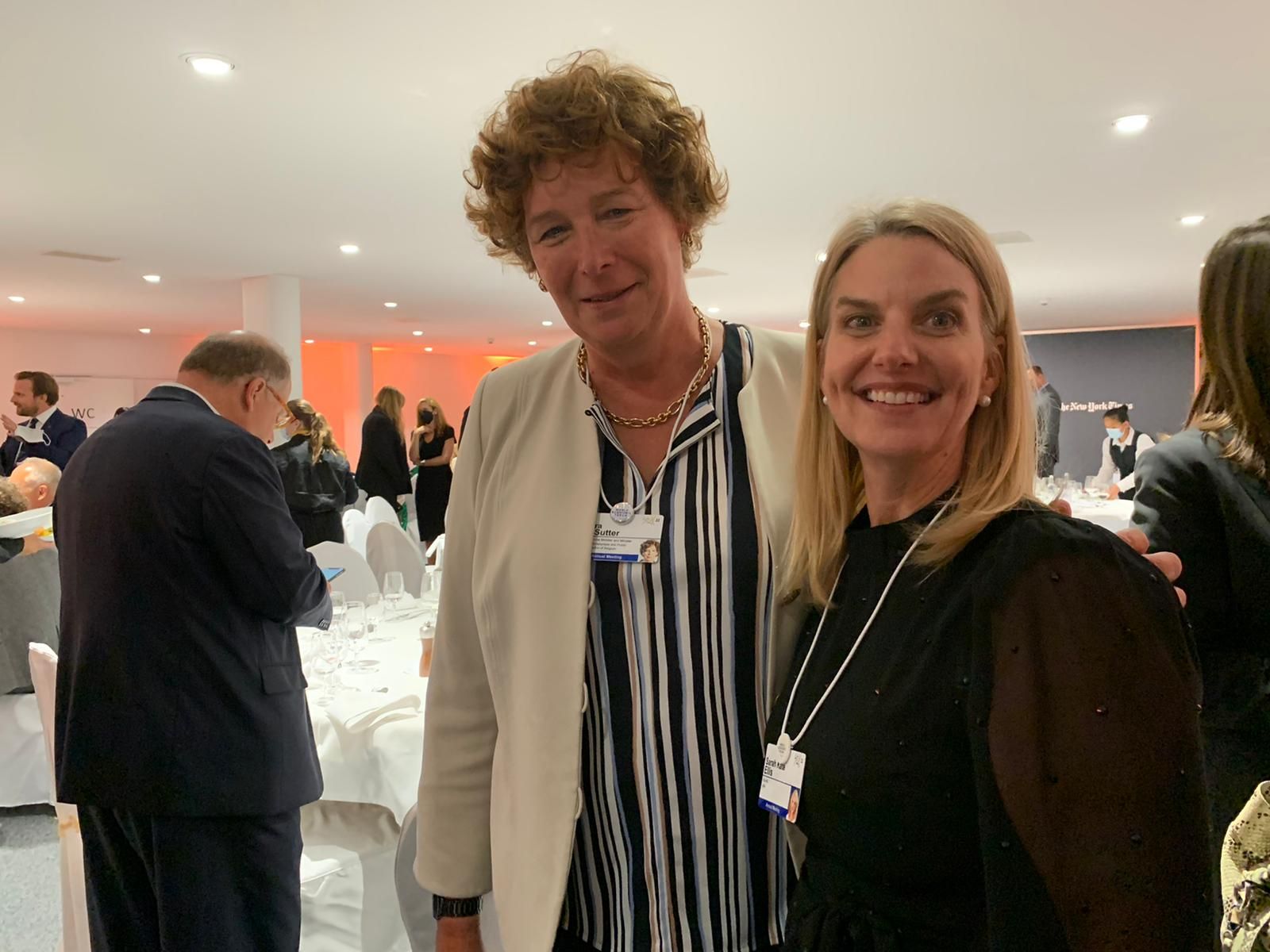 Sarah Kate Ellis e Petra de Sutter, Vice-Primeira Ministra da Bélgica e primeira mulher trans a ocupar o cargo no país, durante o jantar promovido pelo jornal "The New York Times" em Davos, em 23/05/2022. / Glaad