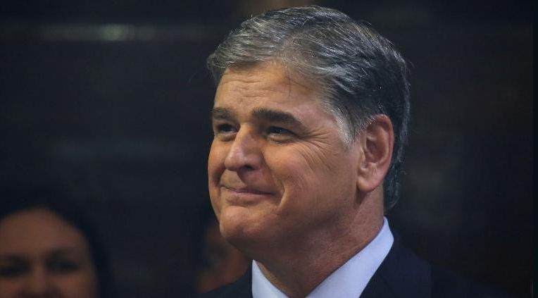 Sean Hannity observa enquanto o presidente Donald Trump realiza uma entrevista coletiva após sua cúpula com o líder norte-coreano Kim Jong Un, em 28 de fevereiro de 2019 / Foto: Leah Millis/Reuters