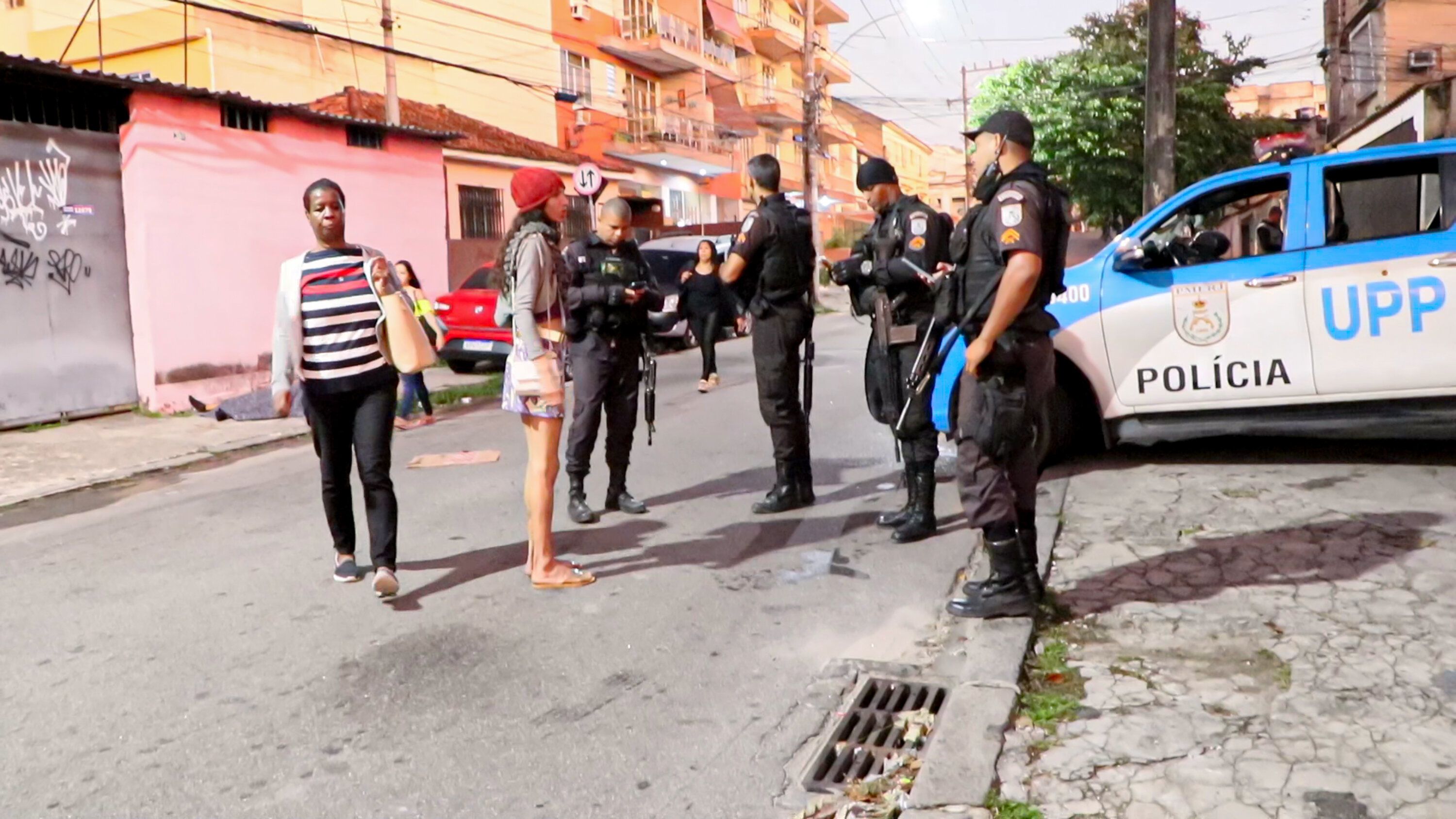 Movimentação de policiais após ação que deixou 23 pessoas mortas na Vila Cruzeiro, na zona norte do Rio de Janeiro