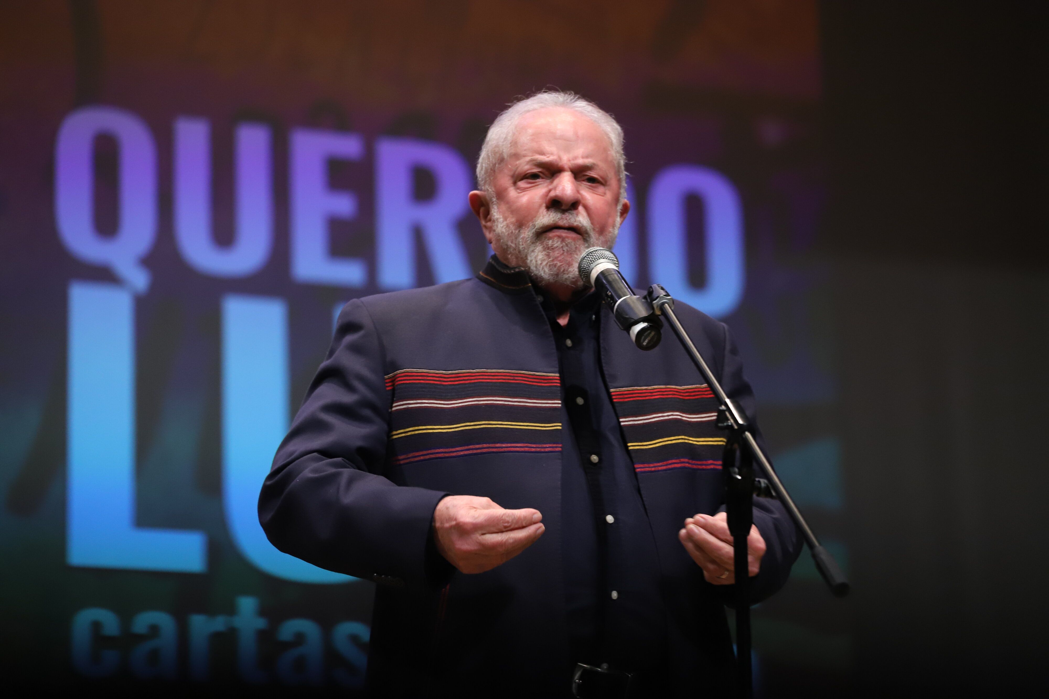 O ex-presidente Luiz Inácio Lula da Silva discursa durante o lançamento do livro "Querido Lula", no Teatro Tuca, no campus da PUC-SP, zona oeste da cidade de São Paulo
