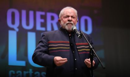 O ex-presidente Luiz Inácio Lula da Silva discursa durante o lançamento do livro "Querido Lula", no Teatro Tuca, no campus da PUC-SP, zona oeste da cidade de São Paulo