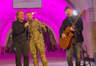 U2 faz show surpresa em metrô de Kiev como “demonstração de solidariedade”