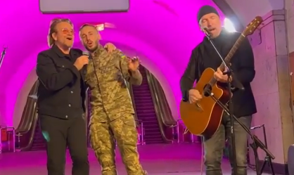 U2 faz show surpresa em metrô de Kiev como "demonstração de solidariedade"