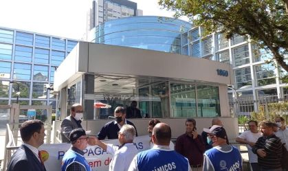 Após demissões, grupo de ex-funcionários ocupa laboratório da Pfizer