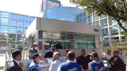 Trabalhadores fazem protesto na frente de unidade da Pfizer em São Paulo após demissões