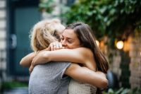 Pessoas que não gostam de abraço têm algum problema? Especialistas avaliam comportamento