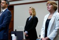 “As pessoas adoram bajular homens poderosos”, diz Amber Heard em depoimento final